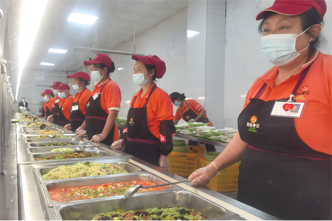 营养三餐 温馨陪同—— 平博餐饮集团中学项目部全力以赴包管新学期营养餐供应事情